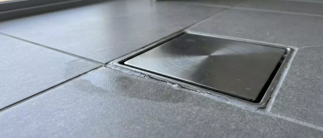 8 tips om een douchegoot lek te herkennen voor de vloer verzadigd raakt. Veelvoorkomende oorzaken van een lekkende douchegoot