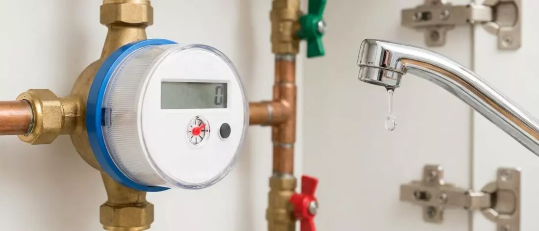 8 tips om waterleiding lekken te herkennen aan meterstand en drukverlies. Belangrijkste signalen rondom de watermeter en kranen