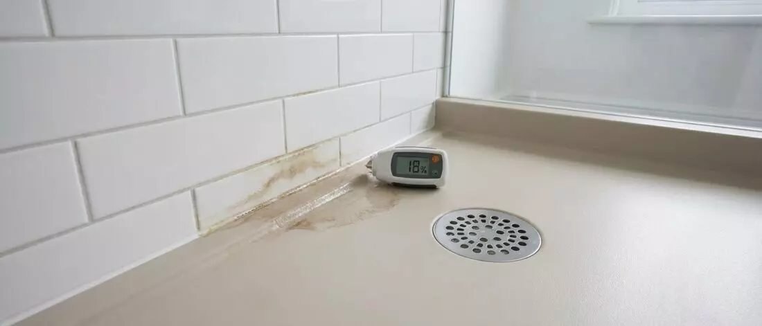 9 tips om een douchelekkage van kitproblemen en leidinglekken te onderscheiden. 9 tips om een douchelekkage van kitproblemen en leidinglekken te onderscheiden