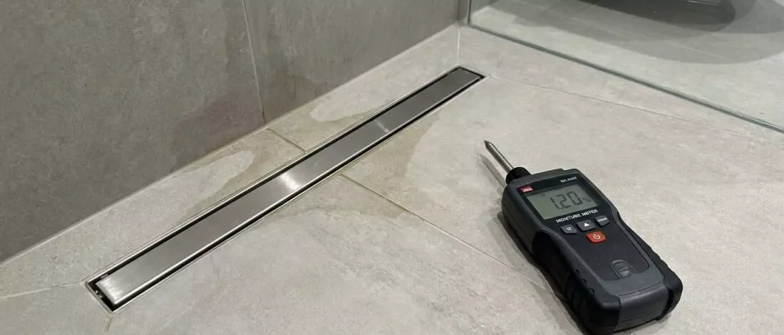 Als lekdetectiespecialist help ik je met 8 tips om een douchegoot lek te herkennen voordat de ondervloer verzadigt. Wat is een lekkage aan de douchegoot en waarom vroeg herkennen telt