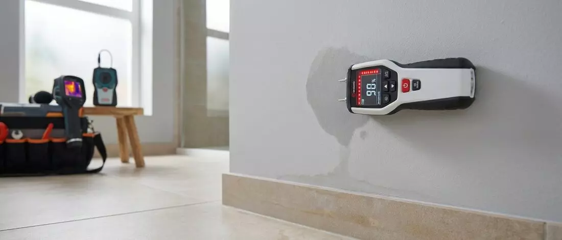 een-vochtmeter-toont-waar-water-1-456 lekdetectie Een vochtmeter toont waar water zit, maar niet altijd direct waar het lek begon.