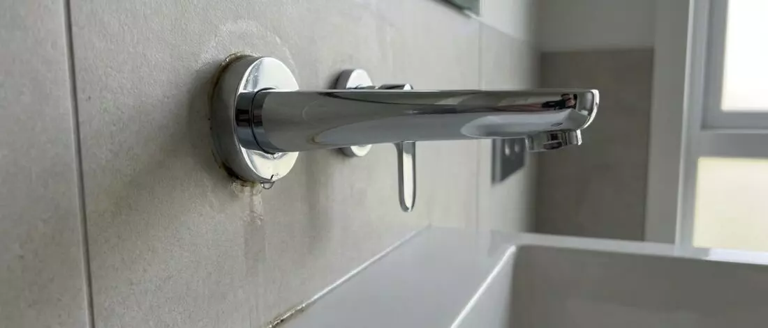 Hoe controleer je een badkamerkraan op een klein lek dat vocht in de muur veroorzaakt? Wat is een klein lek bij een badkamerkraan en waarom ontstaat vocht in de muur
