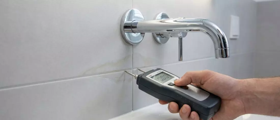 Hoe controleer je een badkamerkraan op een klein lek dat vocht in de muur veroorzaakt? Diagnose technieken die echt werken zonder sloop
