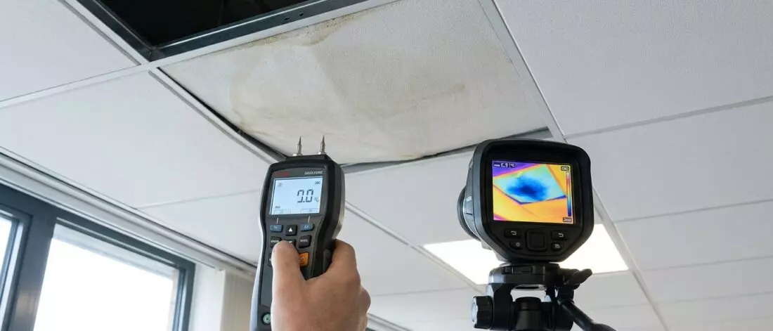 Je wilt 7 tips om een systeemplafond te controleren op water zonder extra schade. Proces van lekdetectie zonder slopen bij systeemplafonds