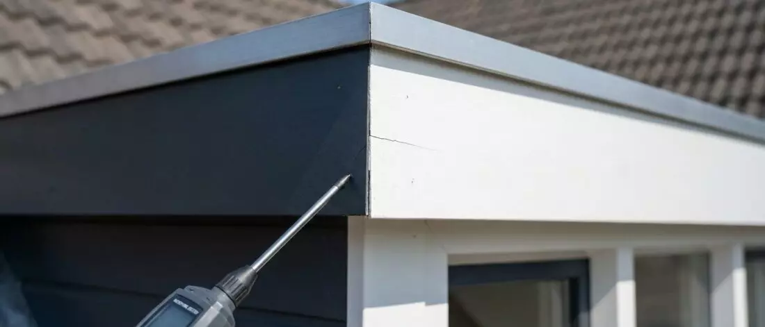Je wilt zeker weten dat jouw dakkapel waterdicht is. Stappenplan om de dakrand van je dakkapel op haarscheuren te controleren