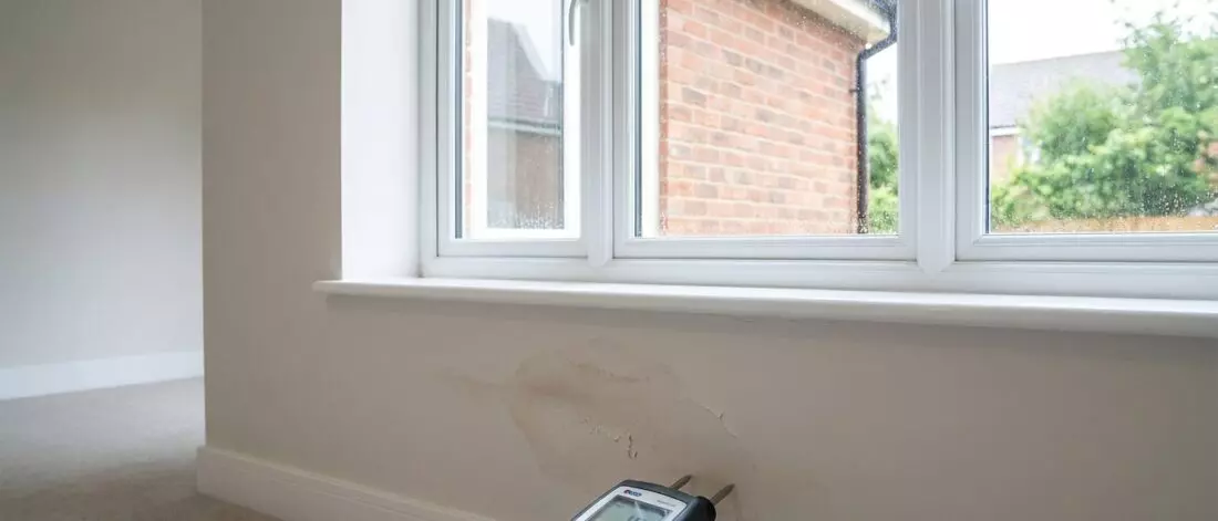 Je ziet natte plekken op je binnenmuur terwijl het buiten droog is. Wat het betekent als je spouwmuur regenwater vasthoudt
