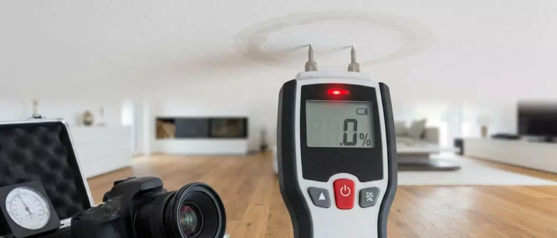 Zie je kringen of schimmel op je gestuct plafond, dan wil je weten of de lekkage actief is. Signalen die duiden op actieve lekkage in een gestuct plafond