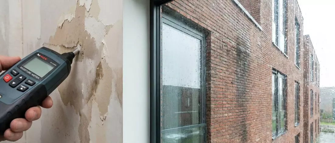 Gevelschade door slagregen vraagt andere oplossingen dan lekkage door leidingwerk. Gevelschade door slagregen vraagt andere oplossingen dan lekkage door leidingwerk