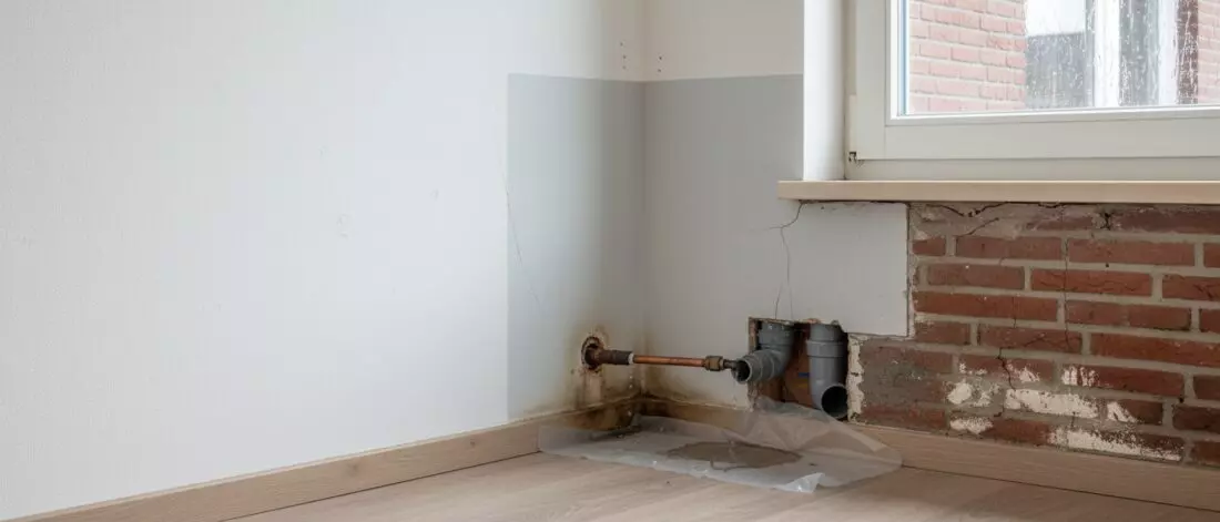 Hoe controleer je een muurlekkage bij renovlies, stucwerk en recent schilderwerk? Oorzaken en types muurlekkage binnenshuis en buitenshuis