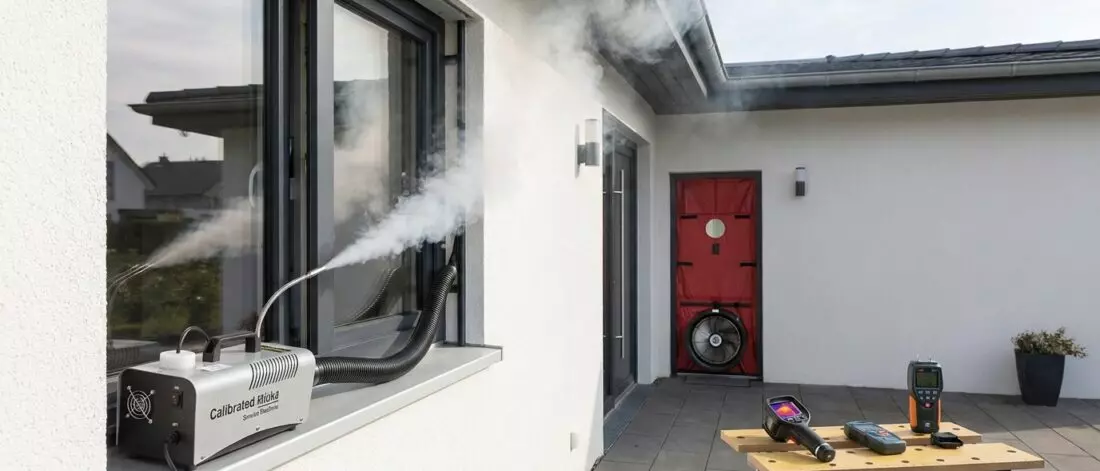 Hoe gebruik je een rookproef om luchtlekken en waterinloop rond gevel en dak te vinden begint met slim testen. Soorten rookproeven en hulpmiddelen