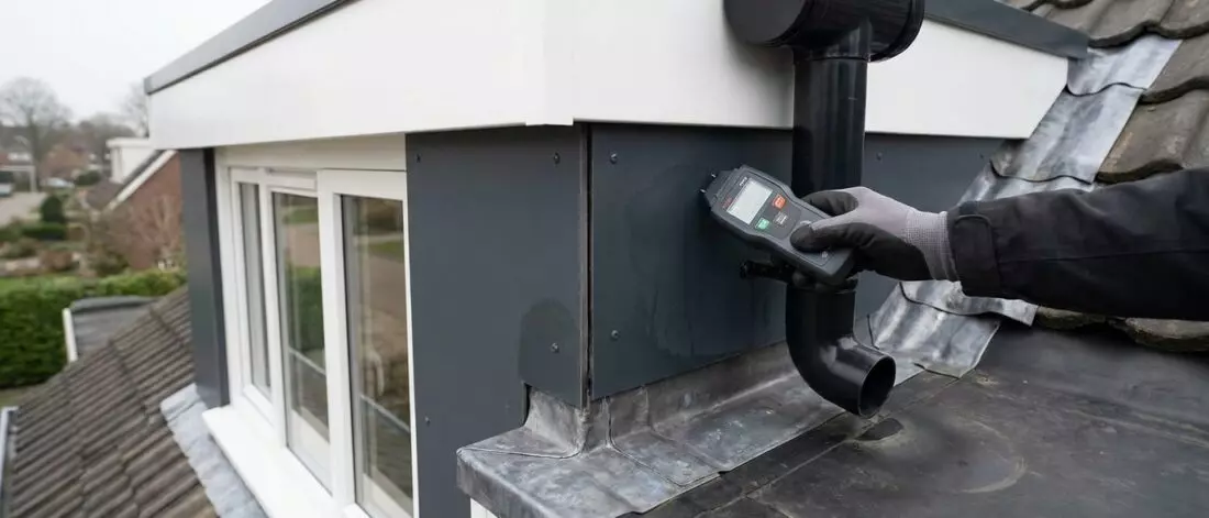 Je pakt Hoe controleer je een dakkapel op een lekkende hemelwaterafvoer achter bekleding aan met een dakinspectie. Definitie en doel van een controle op een lekkende hemelwaterafvoer achter dakkapelbekleding