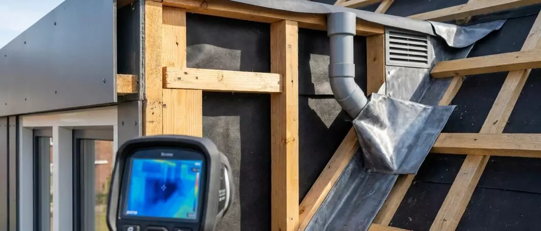 Je pakt Hoe controleer je een dakkapel op een lekkende hemelwaterafvoer achter bekleding aan met een dakinspectie. Materialen en typen systemen achter de bekleding van een dakkapel