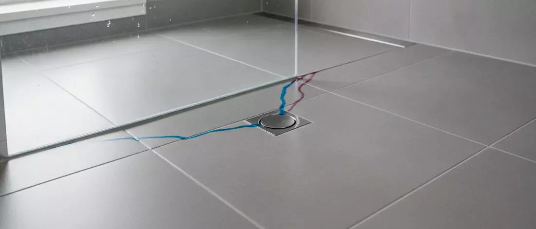 Hoe gebruik je kleurstof om een lek in douchebak, afvoer of dakgoot zichtbaar te maken? Wat kleurstoftesten zijn en waarom jij ze gebruikt