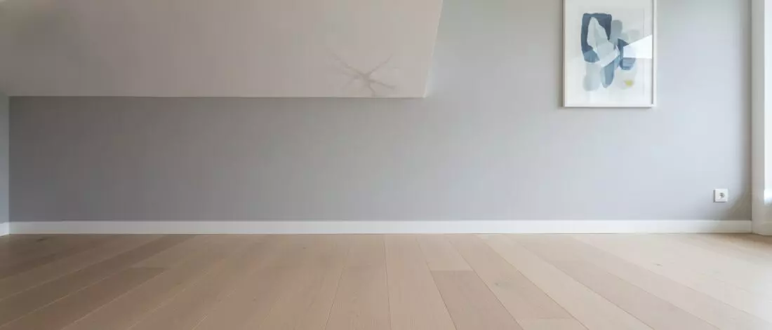 Hoe herken je een verborgen lek in een plafond wanneer de vloer erboven droog lijkt? Wat is een verborgen lek in je plafond