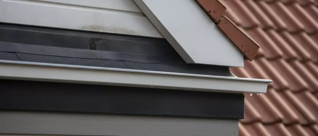 Hoe vind je een lekkage bij de onderaansluiting van een dakkapelkozijn? Hoe vind je een lekkage bij de onderaansluiting van een dakkapelkozijn