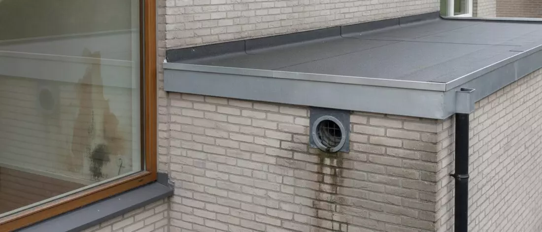 Home lekdetectie Hoe controleer je een binnenmuur op doorslaand vocht bij een platdak aanbouw?