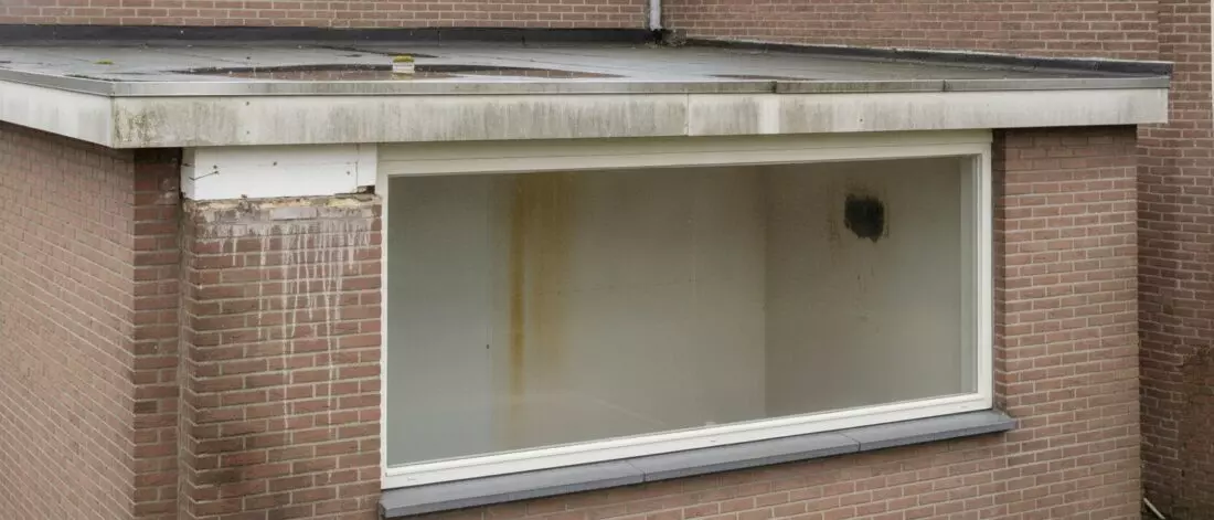 Hoe controleer je een binnenmuur op doorslaand vocht bij een platdak aanbouw? Hoe herken je het en wat leert de bouwpraktijk