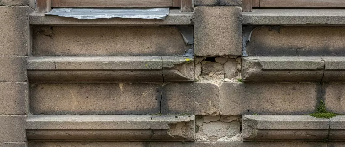 Hoe ontdek je een lekkage in een gevel met gebarsten natuursteen of dorpels? Oorzaken en geschiedenis van schade aan natuursteen en dorpels in de gevel