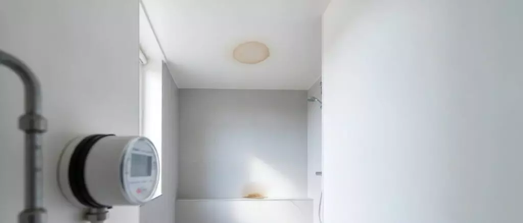 hoe-spoor-je-een-lekkage-1-821 lekdetectie Hoe spoor je een lekkage in de badkamer op zonder tegels of leidingwerk open te breken klinkt lastig maar pak het slim aan.