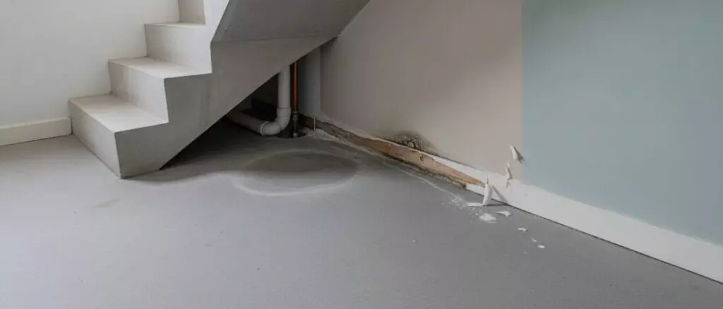 hoe-vind-je-een-druppellek-1-710 lekdetectie Wat is een druppellek onder een trap of keldervloer