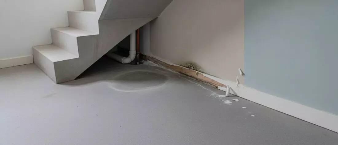 Home lekdetectie Wat is een druppellek onder een trap of keldervloer