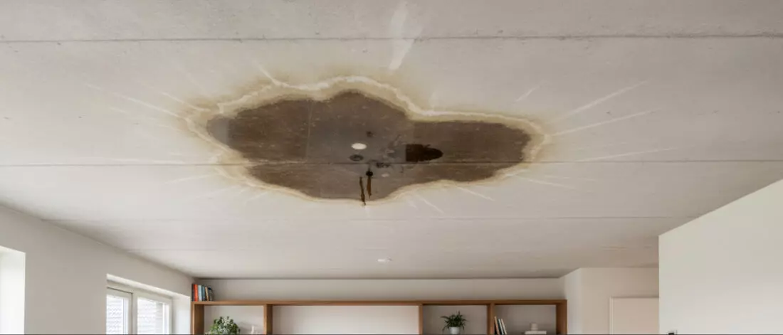 Je ziet een bruine vlek of vochtplek in het plafond. Wat is een plafondlekkage in een appartement met bovenburen