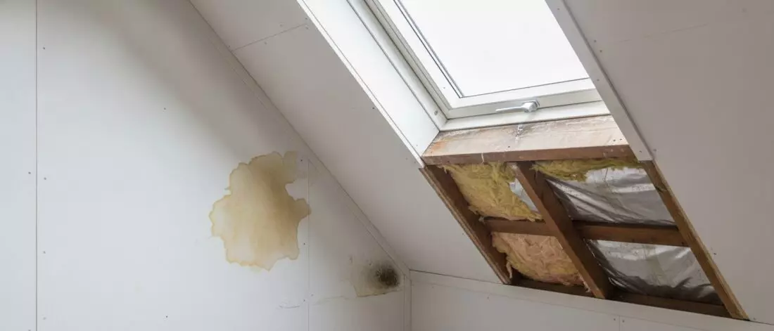 Hoe ontdek je een dakkapel lekkage in een slaapkamer met schuine binnenafwerking doe je door te letten op heldere signalen. Hoe je een dakkapel lekkage in een slaapkamer met schuine binnenafwerking ontdekt