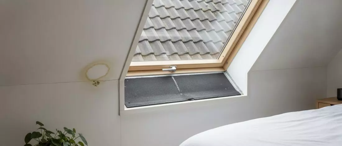 Hoe ontdek je een dakkapel lekkage in een slaapkamer met schuine binnenafwerking doe je door te letten op heldere signalen. Typen dakkapel lekkages en hun typische oorzaken