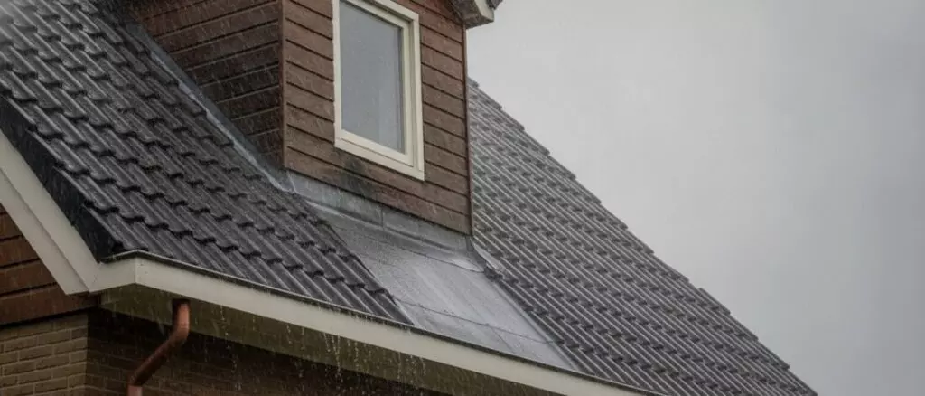 zie-je-bij-slagregen-met-1-765 lekdetectie Zie je bij slagregen met harde wind uit dezelfde hoek steeds vocht rond je dakkapel.