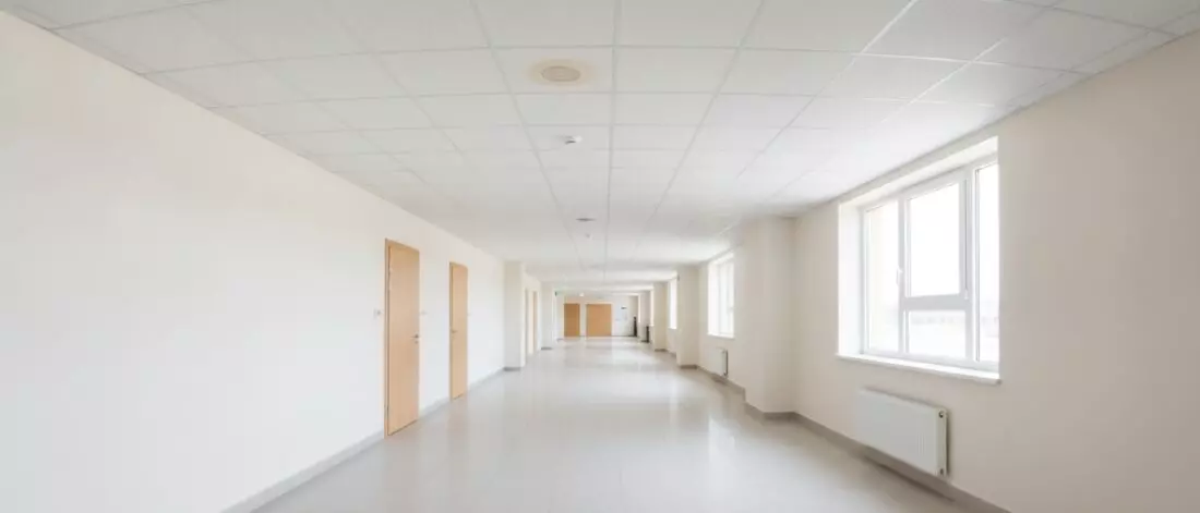 Hoe herken je een plafondlek in een schoolgebouw met meerdere installaties boven elkaar. Verschil tussen daklekkage en installatielekkage
