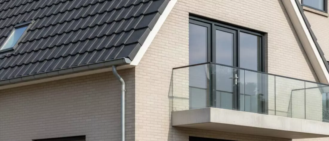 Home lekdetectie Hoe ontdek je of een muurlek van boven komt via dak, kozijn of balkon?