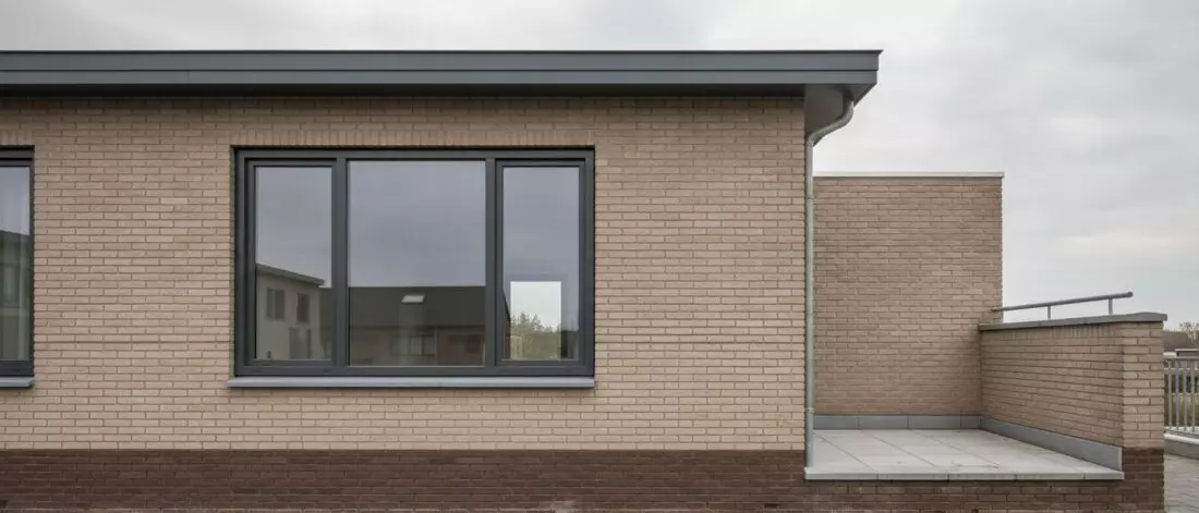 Hoe ontdek je of een muurlek van boven komt via dak, kozijn of balkon? Wat een muurlek van boven is en waar je het aan herkent