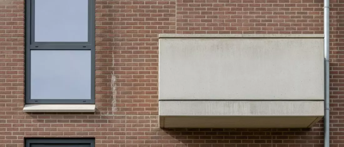 Hoe ontdek je of een muurlek van boven komt via dak, kozijn of balkon? Signalen die wijzen op lekkage via kozijnen of balkon