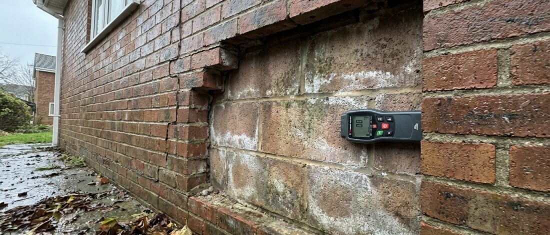 Na storm, slagregen of vorst kan je spouwmuur lek raken.