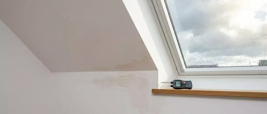 Wat betekenen vochtsporen in een dakkapel bij wisselend weer