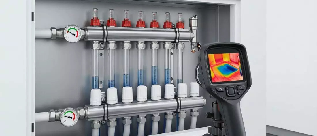 Drukverlies en koude banen in je vloerverwarming wijzen vaak op een lek.