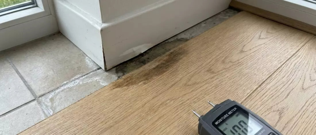 Hoe herken je restvocht in een vloer na reparatie van een verwarmingsleiding