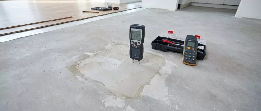 Restvocht in de dekvloer na reparatie van een vloerverwarmingsbuis