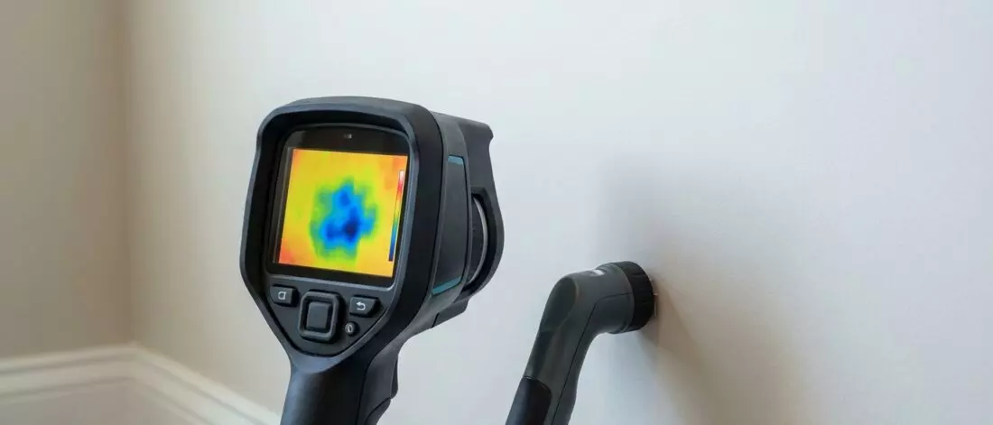 Identificatie van waterlekkage in de muur