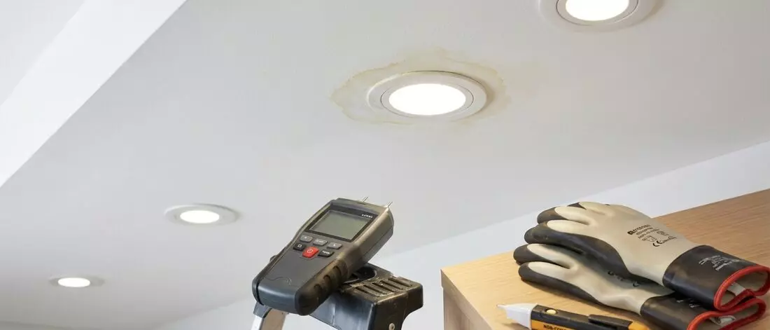 lekdetectie 6 tips om plafond lekkage veilig te onderzoeken bij spots en elektra.