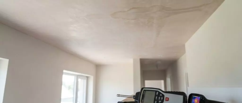 lekdetectie Daklekkage boven een plafond veroorzaakt regelmatig schade op een andere plek dan de bron.