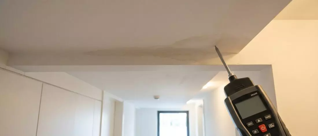 Daklekkage boven een plafond veroorzaakt schade elders