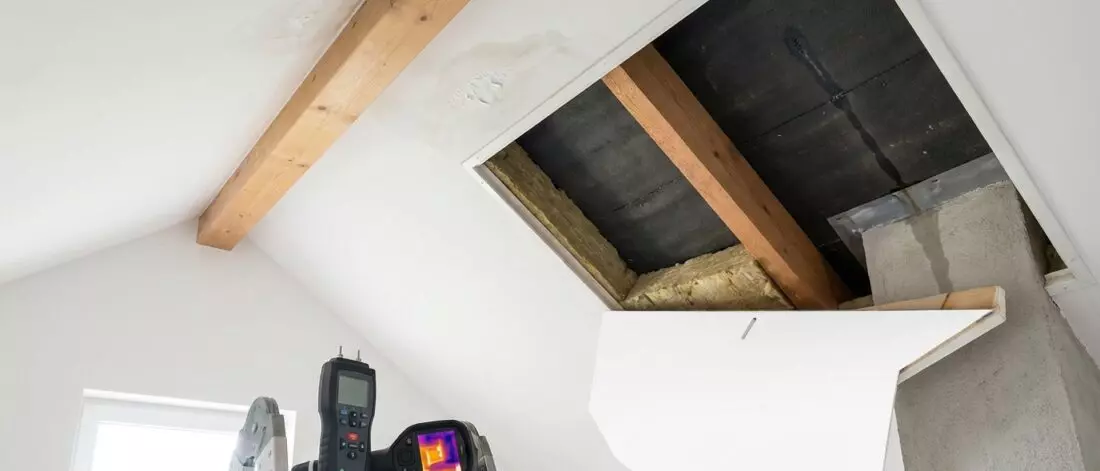 Belangrijkste oorzaken en types daklekkage boven plafond