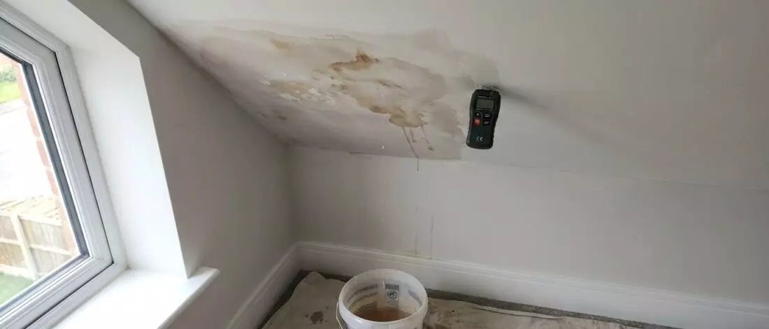 lekdetectie Een terugkerend plafondlek wijst vaak op een gemiste bron in het dak of leidingtrac?