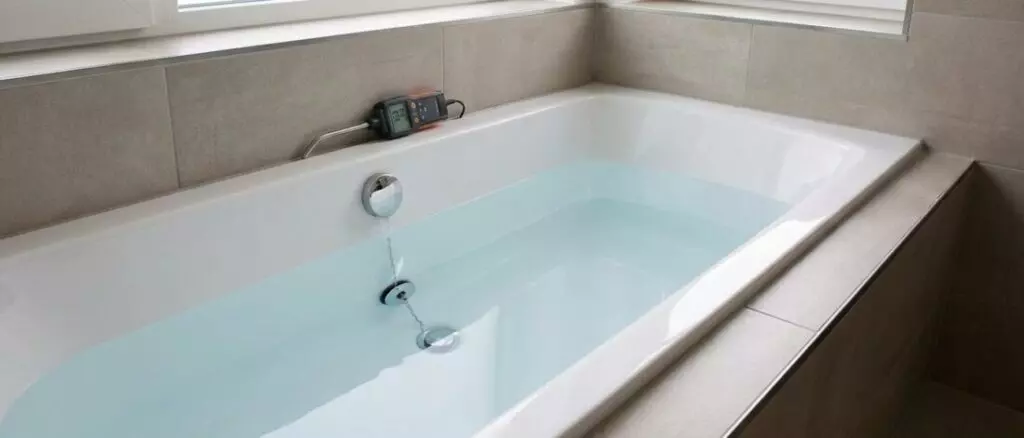lekdetectie Hoe controleer je een badkamerafvoer op een lek dat alleen bij veel water optreedt?