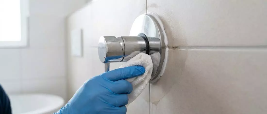 lekdetectie Hoe controleer je een badkamerkraan op een klein lek dat vocht in de muur veroorzaakt?