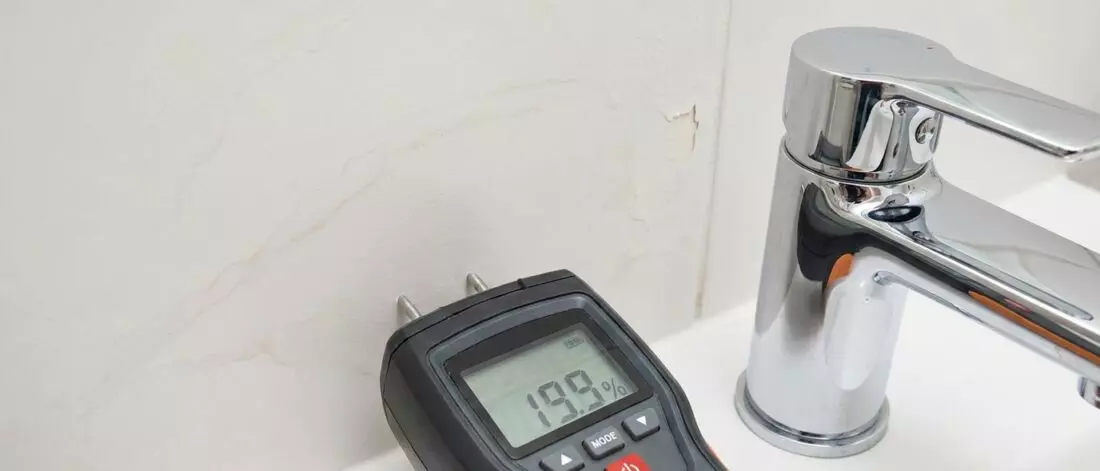 lekdetectie Hoe controleer je een badkamermuur op vocht uit een lekkende mengkraan?