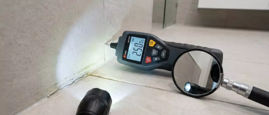 lekdetectie Hoe controleer je een badkamervloer op een lek in de kimzone langs de wand?
