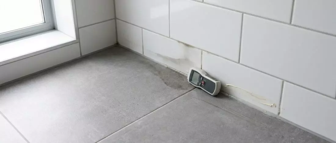 Signalen in de overgang vloer wand