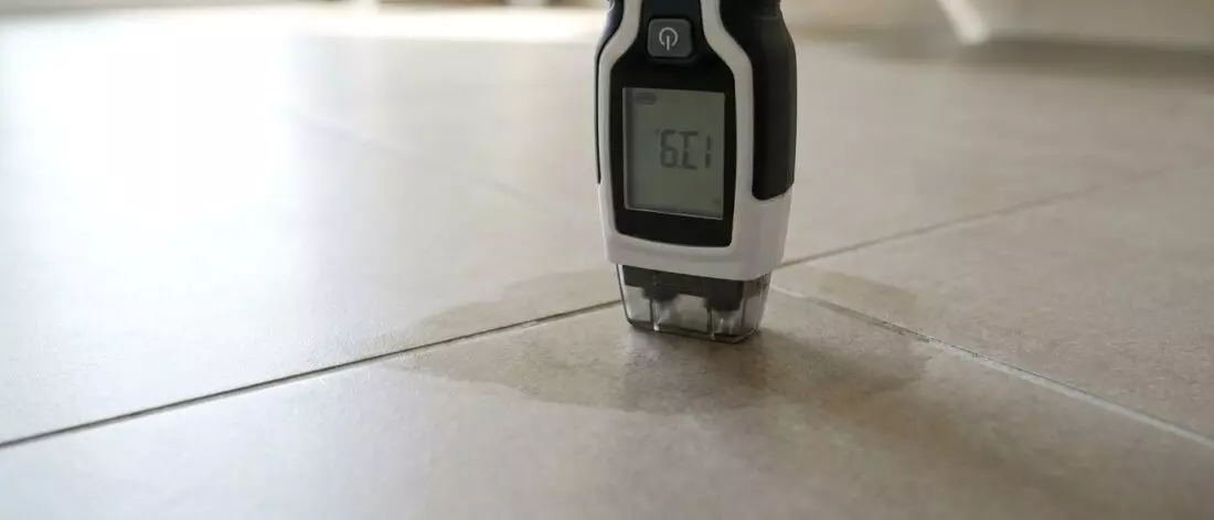 Stappenplan om je badkamervloer met een vochtmeter te scannen